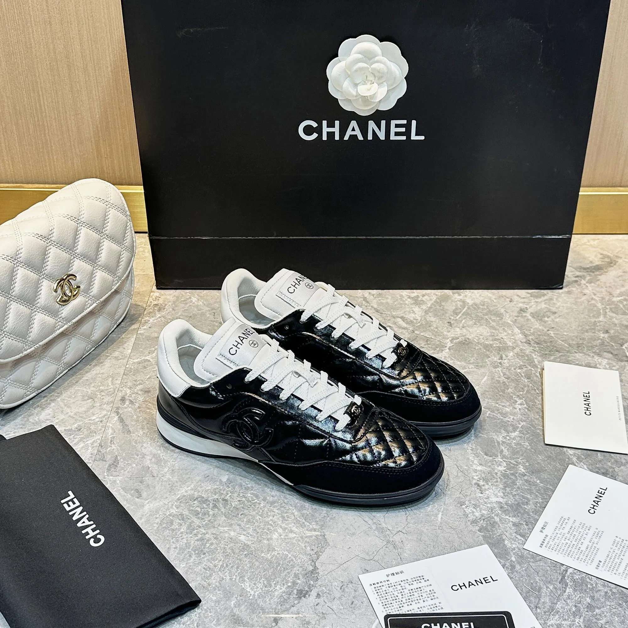 👟👟Ex-factory price 560👟👟 Chanel Chanel - 2024 counter top casual sports shoes This classic design; the upper is electro-embroidered with a variety of techniques; the outsole is fashionable and sporty; it is unusual to incorporate a variety of color matching elements... The diversified mix and match is very beautiful and versatile, casual, fashionable, sports and outdoor can be taken into account... ꫛꫀꪝ Go➫ Material: ❶Upper is made of: Original imported mixed-breed sheep ❷Inside made of: original imported breathable sheepskin ❸Outsole based on: original TPU outsole Full set of boutique packaging for women 35–41